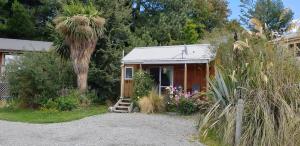 特卡波湖特卡波湖别墅的前面有一棵棕榈树的小房子