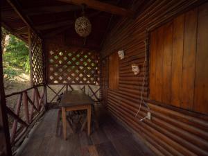 南圣胡安2 bedroom cottage, 3 blocks from beach and center of San Juan的小木屋内有一张桌子