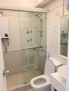香港碧海轩的带淋浴和卫生间的浴室