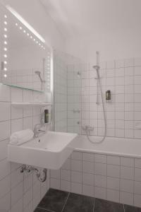 波恩Beethoven Hotel Dreesen - furnished by BoConcept的白色的浴室设有水槽和淋浴。