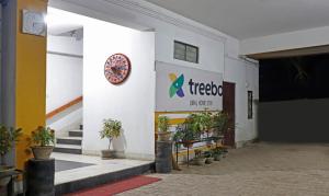 古瓦哈提Treebo Trend Umal Homestay Ganeshguri的大楼一侧有标牌的比萨店