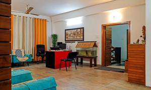 古瓦哈提Treebo Trend Umal Homestay Ganeshguri的客厅配有书桌和桌椅