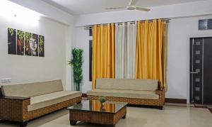 古瓦哈提Treebo Trend Umal Homestay Ganeshguri的客厅配有两张沙发和一张咖啡桌
