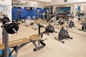 奥尔什丁沃明斯基酒店及会议中心的健身房内有很多健身器材