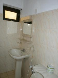 希克杜沃塔马罗海滩度假旅馆的一间带水槽和卫生间的小浴室
