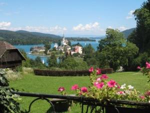 玛丽亚韦尔特豪斯伊迪丝酒店的享有城镇和湖泊的粉红色花卉美景