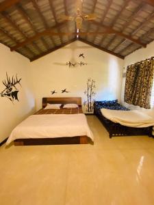 奇克马格尔Trippr Chikkamagaluru的卧室配有两张床,墙上有鸟儿