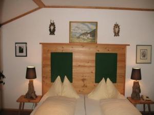 玛丽亚韦尔特豪斯伊迪丝酒店的一间卧室配有一张床,两台桌子上放着两盏灯