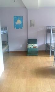 梅利德Albergue o Apalpador的一间设有双层床的客房,配有绿色的搁脚凳