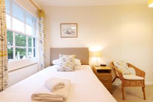 布德布兰登阿姆斯酒店的卧室配有床、椅子和窗户。