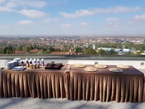 弗尔沙茨布雷格别墅酒店的阳台上的桌子上放着食物