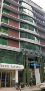 达卡Hotel Zakaria International的一座酒店卡拉奇的画面在一座建筑前