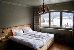 圣迈克尔隆高Hotel Speiereck的一间卧室设有一张床和一个大窗户