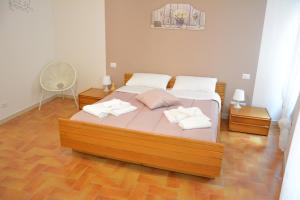 雷卡纳蒂La Casa di LEO - Apartments的一间卧室配有一张床,上面有两条毛巾