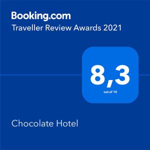 陶里亚蒂Chocolate Hotel的带有巧克力酒店文本的酒店房间照片