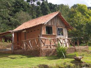 阿尤鲁奥卡Chalés Horizonte Vertical的田间中的小房子