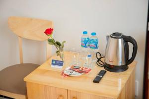 潘切Biển Nhớ Hotel & Coffee的桌子、茶壶和瓶装水