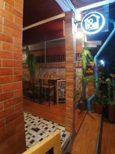 莱卡邦GoGoal Latkrabang的一间设有桌子和砖墙的餐厅