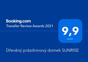 Stará HuťDřevěný prázdninový domek SUNRISE的蓝色盒子,上面有文字旅行评审奖