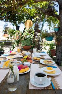 嘎林海斯港Pousada Brisa Do Porto的一张木桌,上面放着食物和咖啡