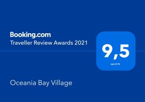 皮拉Oceania Bay Village的蓝色盒子,上面有75个