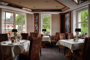 舍姆贝克祖尔林德酒店的餐厅设有2张桌子和椅子以及窗户。