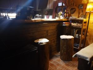 RibnicaPlaninski dom "Tornik" Zlatibor的厨房配有柜台和2张凳子