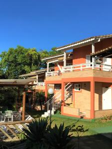 伊利利Pousada Santa Helena的带阳台和庭院的大房子