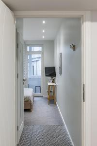 考纳斯Art & Comfort Rooms的走廊上设有一张床和一扇门的房间