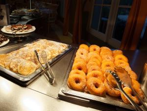 卡斯特努沃德加尔达加达兰德度假村的柜台上的甜甜圈和其他糕点自助餐