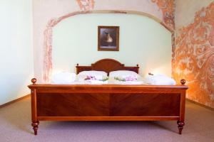 新赫拉迪Wellness hotel Rezidence的床上铺有白色枕头的床