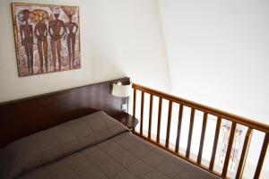 蓬塔穆松阿巴耶酒店的沙发坐在楼梯上,放在房间里