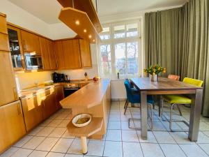诺伊霍夫Villa Caprivi - Ferienwohnung 6的一间带木桌的厨房和一间餐厅