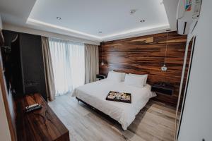 里奥夸尔托La Urumpta Hotel by AKEN Mind的一间卧室设有一张床和木墙