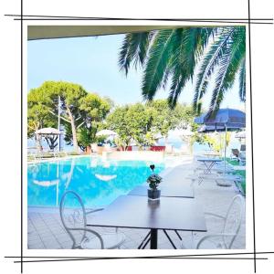 巴多利诺圣马可酒店的游泳池旁的桌椅