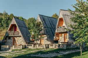 PošćenjeEco Village Nevidio的黑屋顶木屋