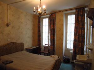 巴黎巴黎东站新奥尔良酒店的一间卧室配有床、水槽和窗户