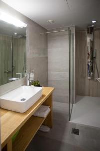 罗希姆诺Onar Superior Suites的浴室配有白色水槽和淋浴。