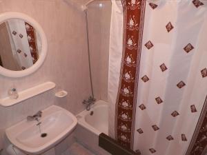 桑亨霍Hostal Xaraiba的一间带水槽和淋浴帘的浴室