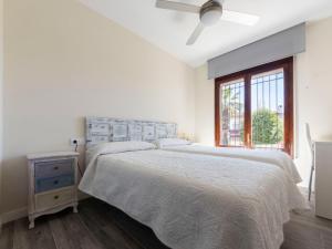 库尼特Holiday Home Aeris by Interhome的白色的卧室设有床和窗户