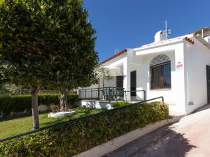 库尼特Holiday Home Aeris by Interhome的白色的房子,有树和栅栏
