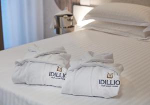 佩斯卡拉IDILLIO YOUR LUXURY ROOMS的床上的两条毛巾