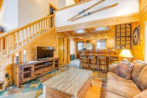 Snoqualmie PassKeechelus Lodge的带沙发和桌子的客厅以及厨房。