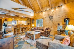 Snoqualmie PassKeechelus Lodge的客厅配有沙发和桌子