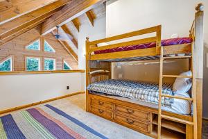 Keechelus Lodge客房内的一张或多张双层床