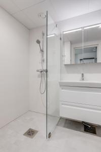 埃斯波Tapiola Oak Apartment的带淋浴和盥洗盆的白色浴室