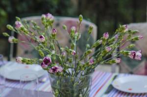 默克斯卡Holiday Home Kim的花瓶,花朵盛满紫色,坐在桌子上