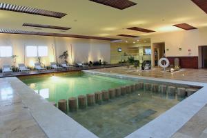 托卢卡Hotel Opus Grand Toluca Aeropuerto的大型建筑中的大型游泳池