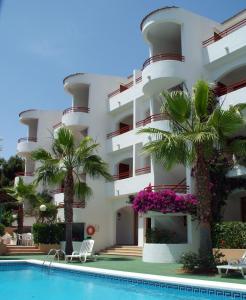 卡拉布兰卡Sagitario Vista Playa I Apartamentos的大楼前设有游泳池的酒店