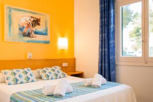 卡拉布兰卡Sagitario Vista Playa I Apartamentos的酒店客房设有两张床和窗户。